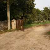 Dopo circa un chilometro il viottolo ci porta davanti a un cancello arrugginito: lo apriamo